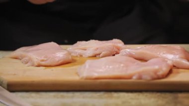 Kadın eli, tavuğu tahta bir çekiçle döver..