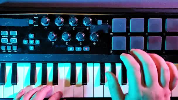 Mãos masculinas jogar personalizar o teclado midi e jogar nas teclas — Vídeo de Stock