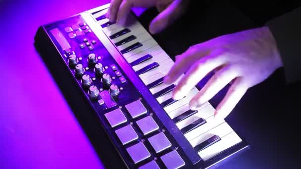 Manos para hombre juegan en un teclado midi y seleccione el tono . — Vídeo de stock