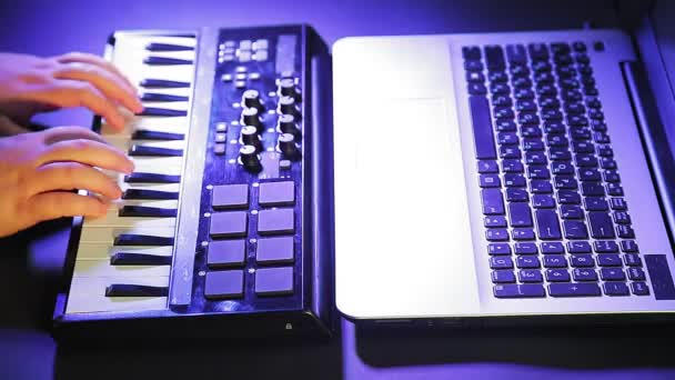 Ženské ruce hrát na midi klávesnici při nahrávání hudby na počítači. — Stock video