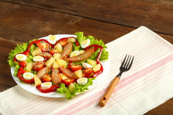 Pan-Asian salad with chicken and pineapple in a plate on a wooden table on a napkin. — Stock Photo, Image