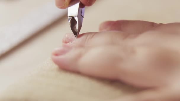 Лечение ногтей кутикулы перед нанесением цветного покрытия . — стоковое видео