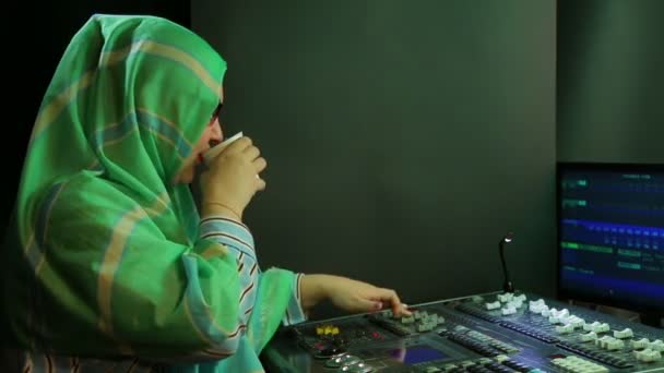 Programmatore musulmano di hijab e occhiali programmatore luce di programmazione per uno spettacolo . — Video Stock