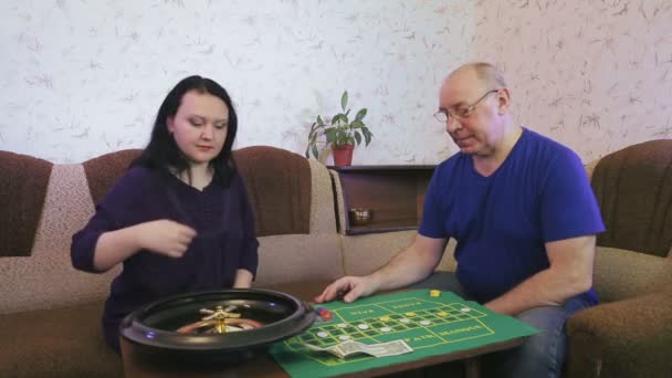 Mann und Frau spielen Roulette zu Hause in Quarantäne zur Vorbeugung gegen Coronavirus. — Stockvideo