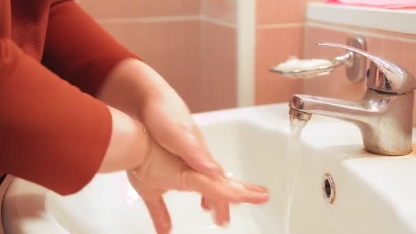 Женщина в общественном месте моет руки в раковине с мылом — стоковое видео