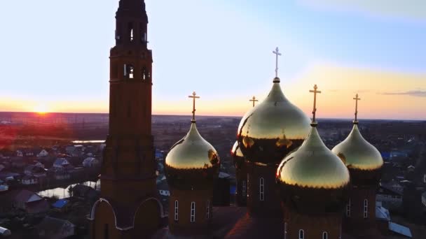 Rusia, Óblast de Ivanovo, la ciudad de Vichuga, la Iglesia de la Desolación del Señor, 1 de mayo de 2020. En los rayos del sol poniente . — Vídeos de Stock