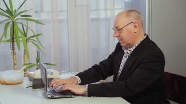 Ofiste çalışan erkek müfettiş.