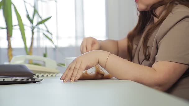 Un impiegato donna in pausa pranzo pranzando con bacchette cinesi e parlando al telefono — Video Stock