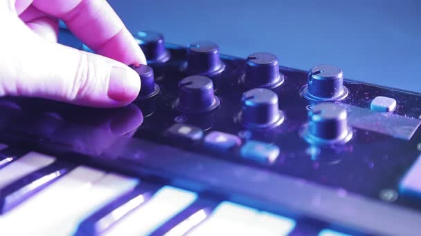 As mãos femininas jogam em um teclado midi e ajustam o fader . — Vídeo de Stock