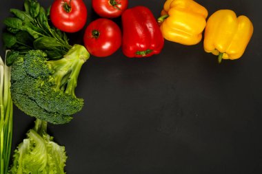 Renkli parlak sebzeler, domatesler, biberler, brokoli, avokado, soğan, ıspanak ve salata..