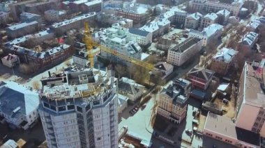 İkamet merkezi inşaatında kule vinci var. Panoramik hava fotoğrafçılık
