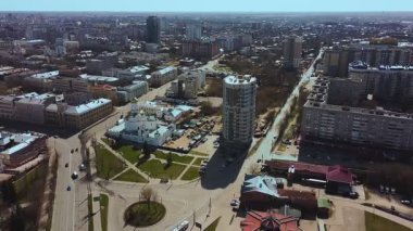 Şehir merkezi iş bölgesi ve şantiye manzarası. Panoramik hava fotoğrafçılık
