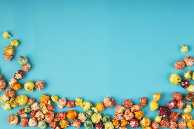 Mavi arka planda rengarenk gevrek mısır. Yer ayır.