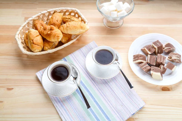Две чашки кофе на салфетке на деревянном столе и сладости с сахаром . — стоковое фото