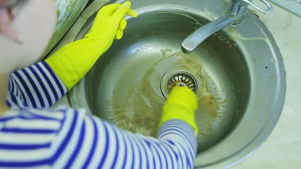 Une femme dans un gant en caoutchouc lave la calcaire et la rouille de la surface de l'évier avec une éponge et un détergent avec de la mousse — Video