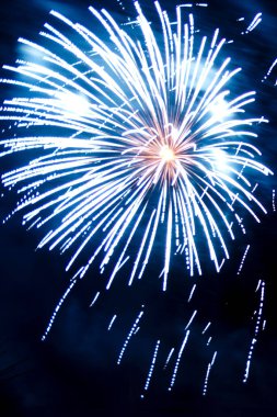 Gece gökyüzünde parlak renkli havai fişekler.