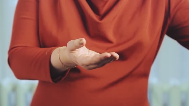Μια γυναίκα απολυμαίνει τα χέρια της με ένα επαγγελματικό αντισηπτικό.. — Αρχείο Βίντεο