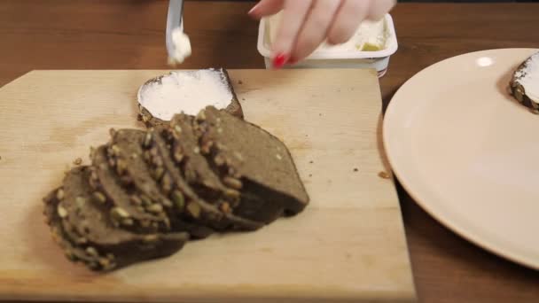 Uma Mão Feminina Espalha Pão Centeio Escuro Com Queijo Creme — Vídeo de Stock