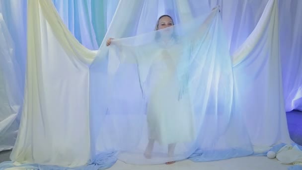 Een Jonge Joodse Bruid Danst Vlak Bij Chuppah Voor Bruiloft — Stockvideo