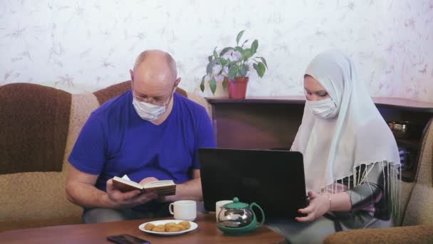 Casal Muçulmano Máscaras Protetoras Quarentena Para Prevenção Coronavírus Casa Sofá — Vídeo de Stock