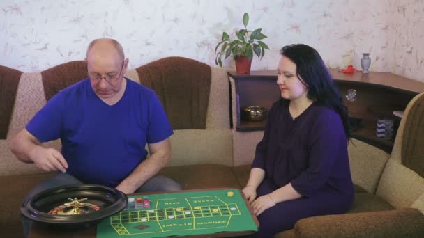 Familie Man Vrouw Spelen Roulette Thuis Quarantaine Isolatie Voor Preventie — Stockvideo