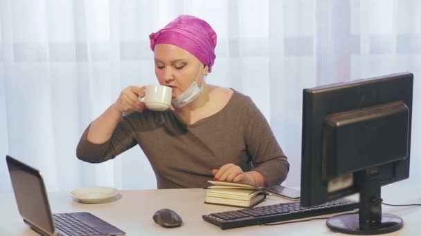 Karantina Döneminde Başlık Takan Yahudi Bir Kadın Coronavirus Kahve Içer — Stok video