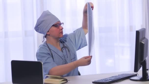 一位女医生检查脊柱磁共振成像图像 平均计划 — 图库视频影像
