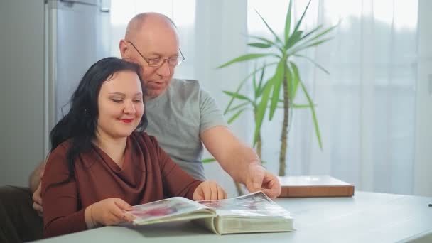 Casamento Feliz Marido Mulher Casa Estão Considerando Álbum Com Fotos — Vídeo de Stock