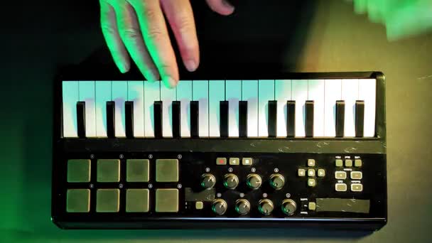 Die Hände Der Männer Spielen Auf Einer Midi Tastatur Der — Stockvideo