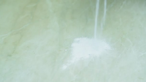Polvo Blanco Derrama Sobre Superficie Mesa Una Mano Enguantada Frota — Vídeos de Stock