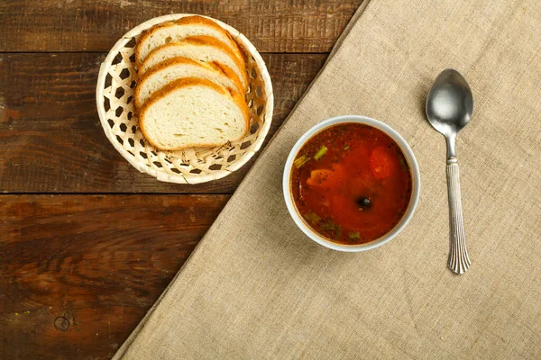 Чашка Итальянского Томатного Супа Картошкой Грибами Деревянном Столе Салфетке Ложке — стоковое фото