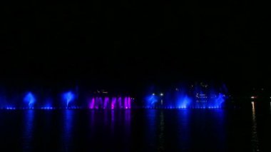 Her gece suya yansıyan rengarenk, ışıl ışıl pınarlar. Genel plan