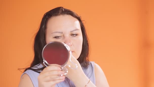 Una Mujer Joven Lubrica Con Desinfectante Una Quemadura Real Cara — Vídeos de Stock