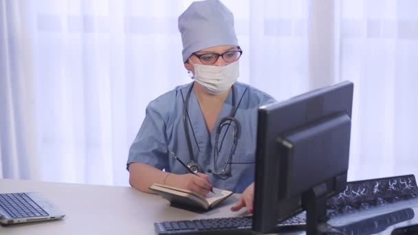 Uma Médica Consultório Está Preparar Para Receber Pacientes Plano Global — Vídeo de Stock