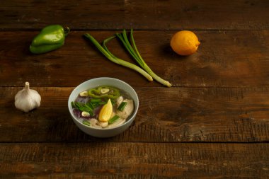 Tahta bir masada tavuklu Vietnam Pho çorbası. Yatay fotoğraf