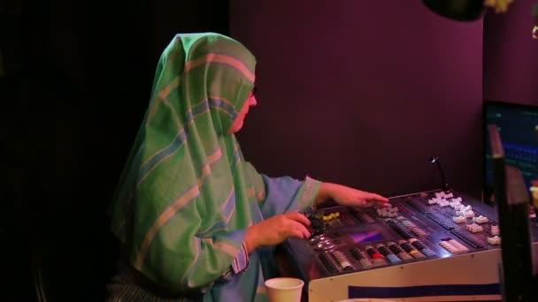 Мусульманка Хиджабе Очках Дизайнер Освещения Программирует Свет Пьет Кофе Средний — стоковое видео