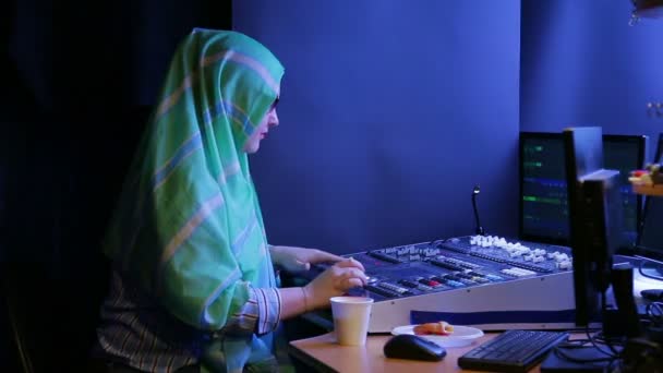 Muslimsk Kvinna Hijab Och Glasögon Ljusdesigner Programmerar Ljuset För Show — Stockvideo