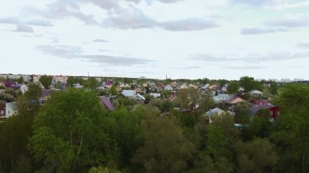 Деревня в экологически чистом районе рядом с городом . — стоковое видео