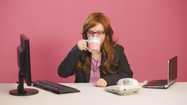 Ung kvinna handledare på kontoret talar i telefon och dricker te. — Stockvideo
