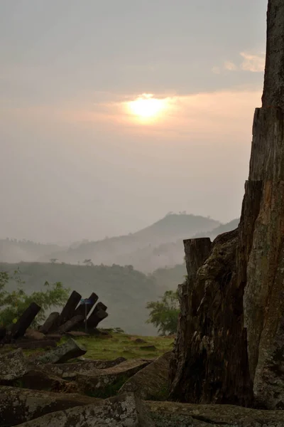 Lever du soleil sur le site mégalithique de Java Ouest, Indonésie. Il n'a pas — Photo