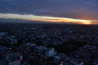 Jakarta günbatımı sırasında altın gökyüzüne