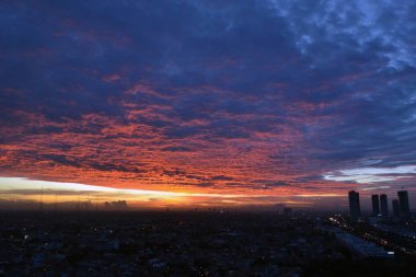 Jakarta günbatımı sırasında altın gökyüzüne