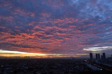 Jakarta günbatımı sırasında altın gökyüzüne
