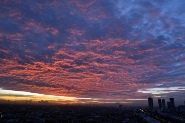 Jakarta günbatımı sırasında altın gökyüzüne