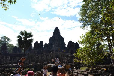 Görünümünde gezinirseniz Bayon tapınak kompleksi, - Angkor Wat. Görebiliyor musun 