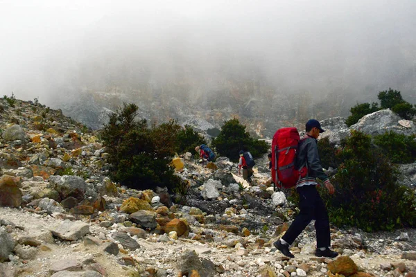 Caminhando pelo Monte Papandayan. Não é uma montanha muito alta, como pode — Fotografia de Stock