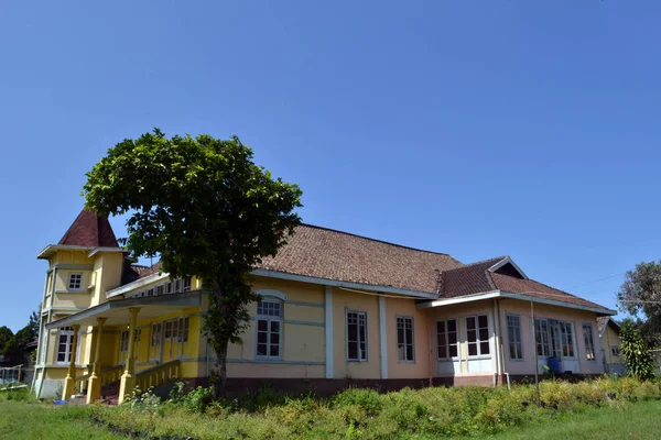 Sebuah rumah tua dan terlantar di Lembang, Bandung, Jawa Barat - Indo — Stok Foto