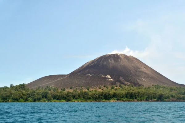 The view of Mount Krakatau, whose eruption in 1800s is so legend — Stock Photo, Image