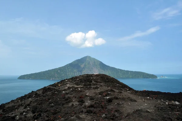 A vista do Monte Krakatau, cuja erupção em 1800 é tão lendária — Fotografia de Stock