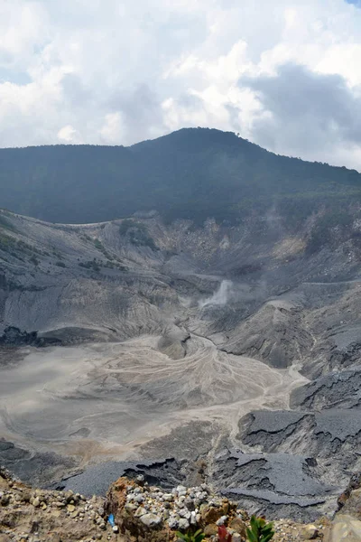Mount Tangkuban Bandung yakın bulunan Perahu için daha yakın, 